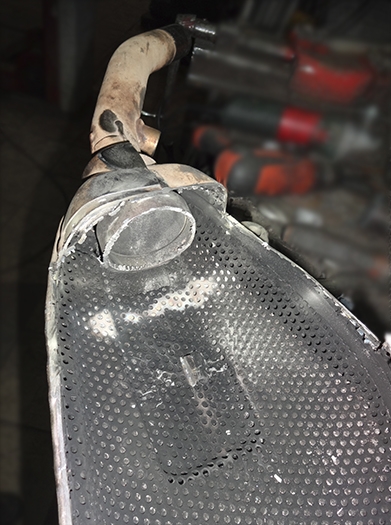 Вид после удаления катализатора из глушителя мотоцикла