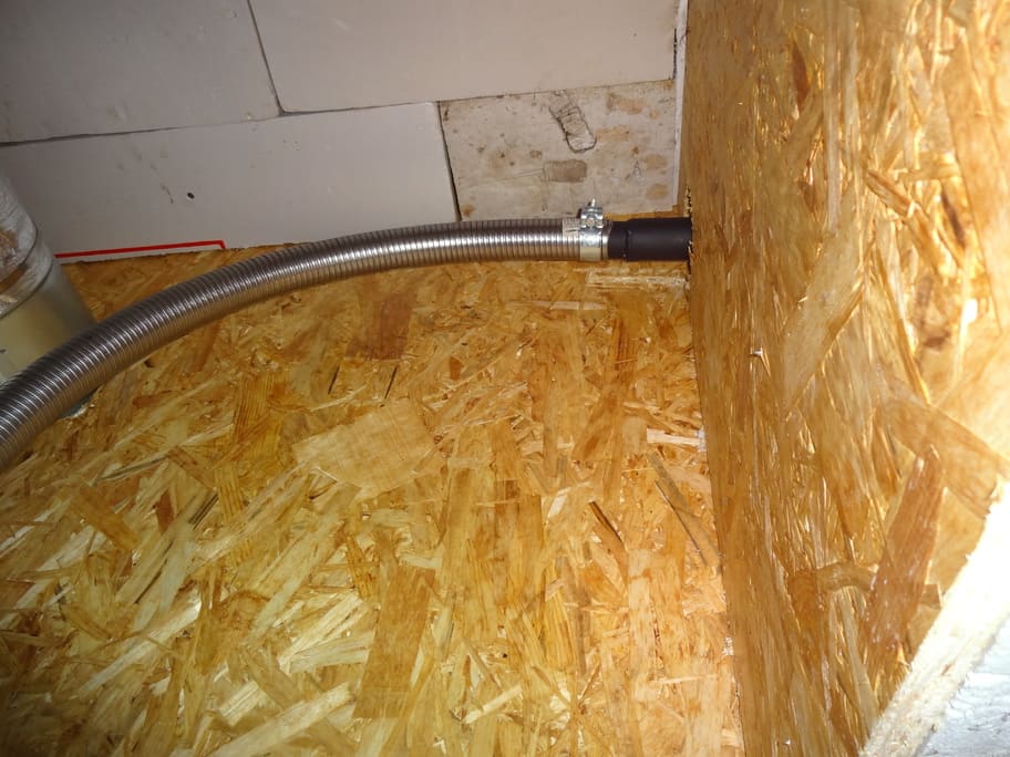 Вход в будку с генератором с присоединенным металлорукавом