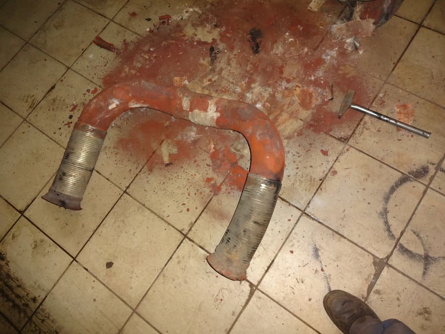 Перепускная труба автобуса, полностью обмотанная термо-шумоизоляцией