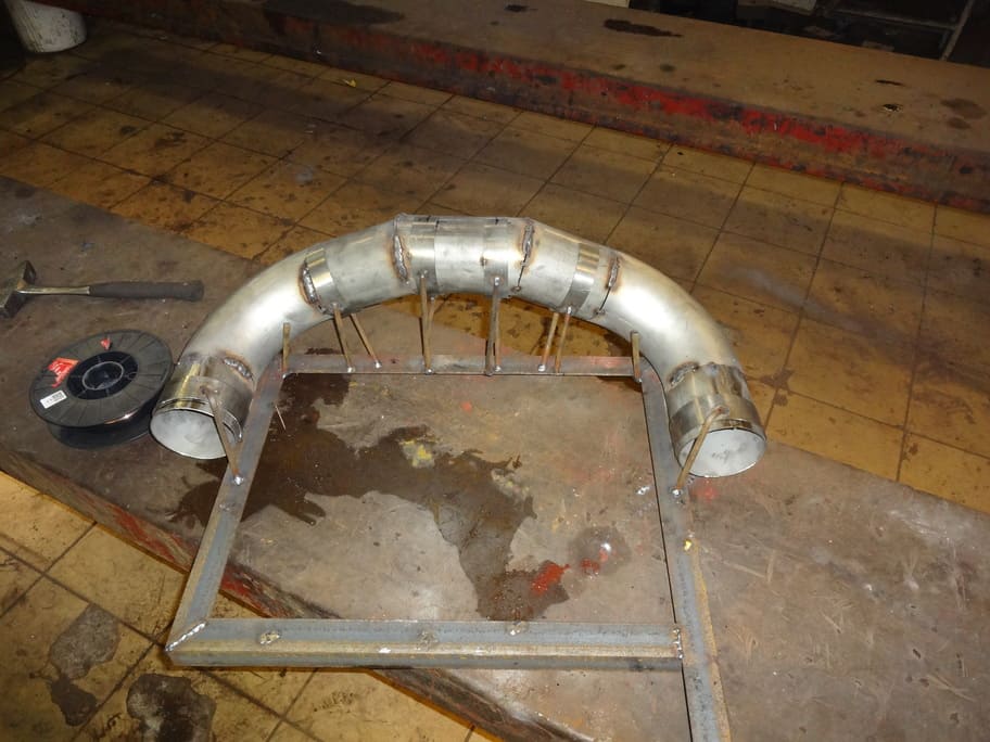 Труба собрана на прихватки из нержавеющей стали