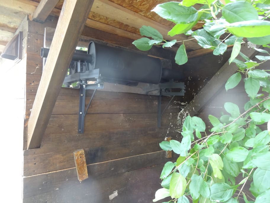 Глушитель установленный на место на будку где находится генератор