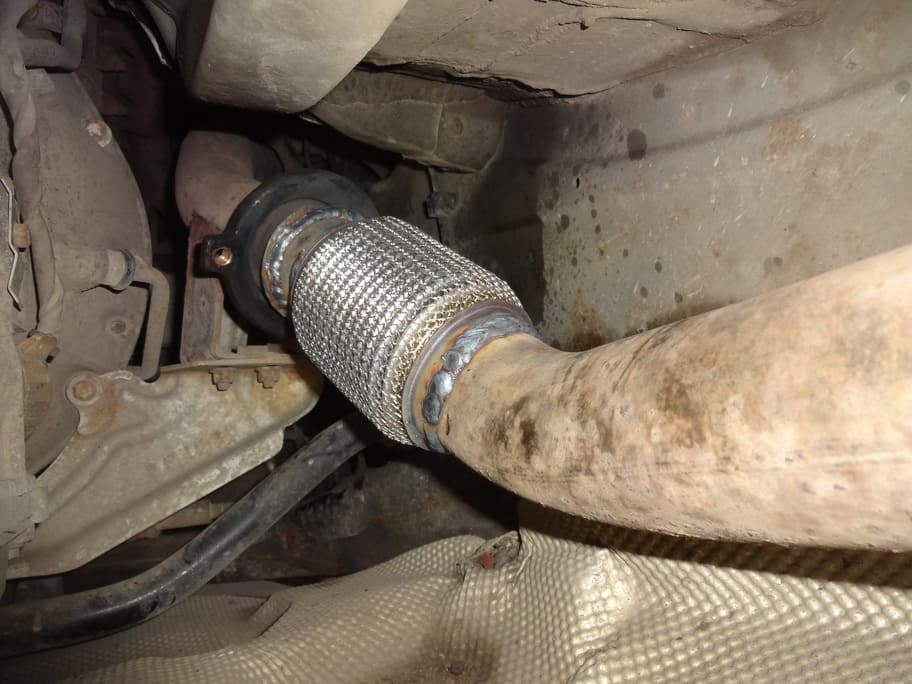 Установленная новая гофра глушителя вместо фланца