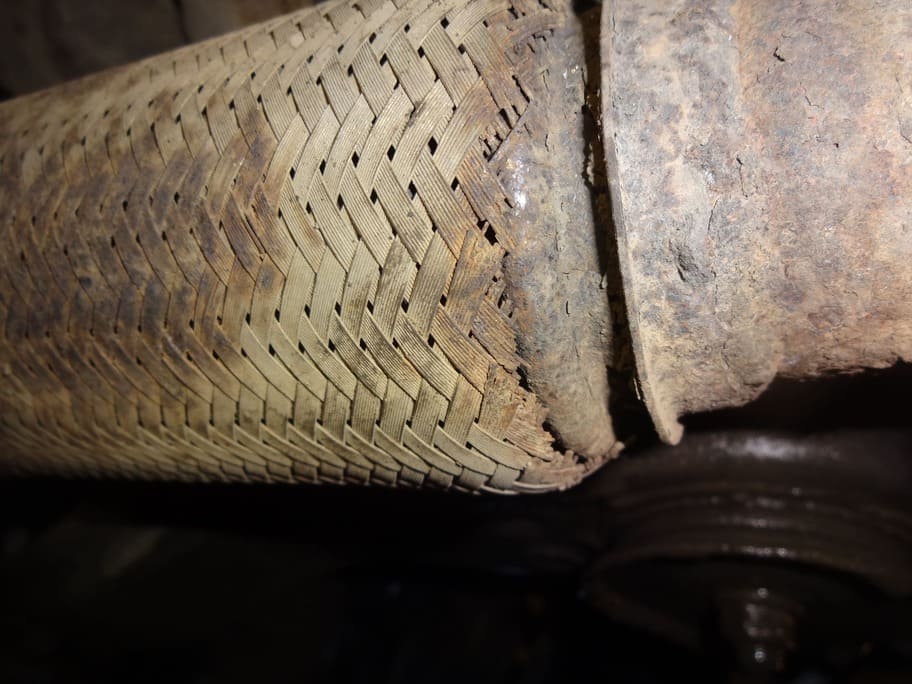 Коррозия и ржавчина на гофре глушителя крупный план