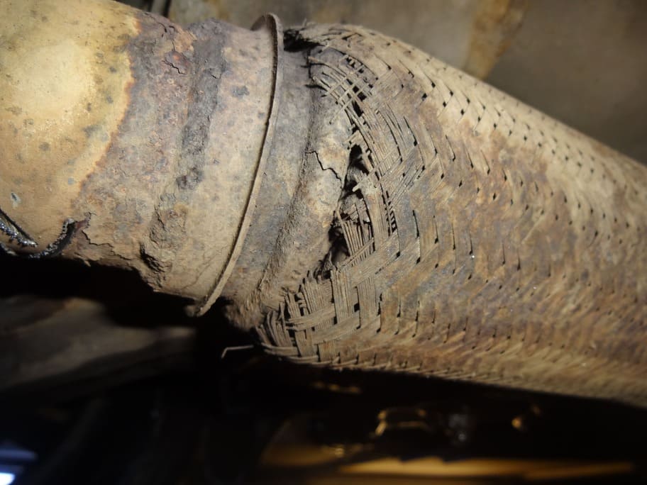 Разрушенная оплетка гофры выхлопной системы