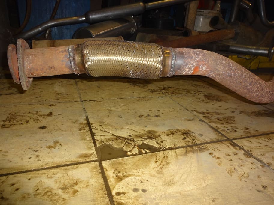 Деформированная старая гофра глушителя из-за неправильной установки