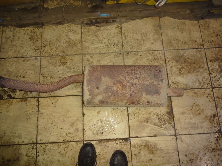 Старый ржавый глушитель УАЗ Патриот демонтаж