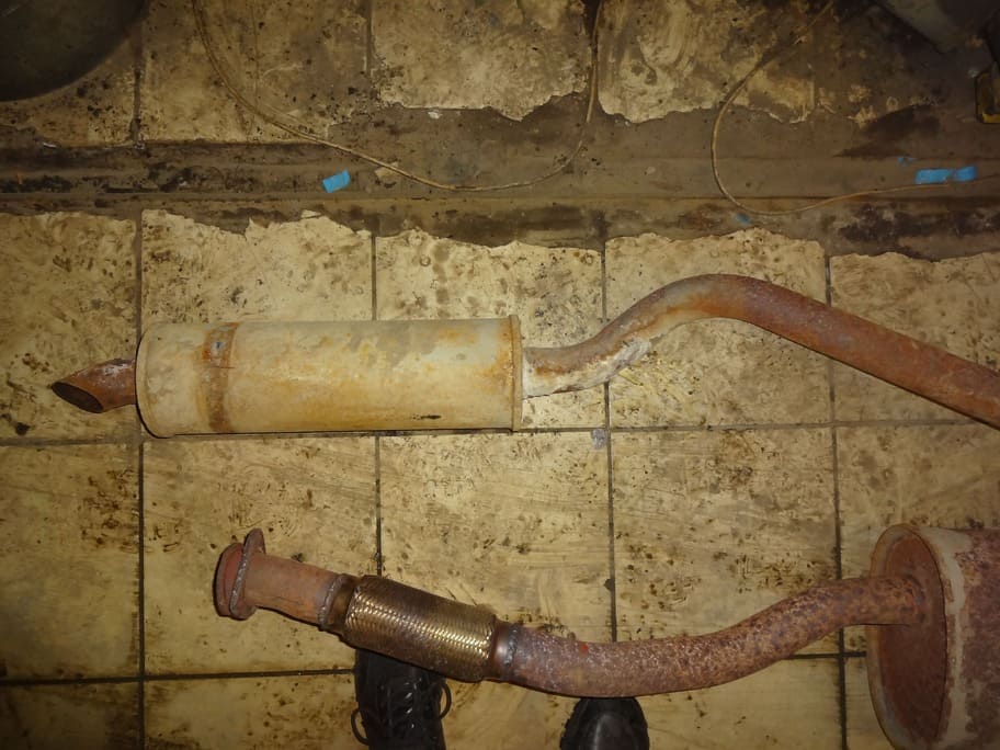 Старый задний резонатор выхлопной системы