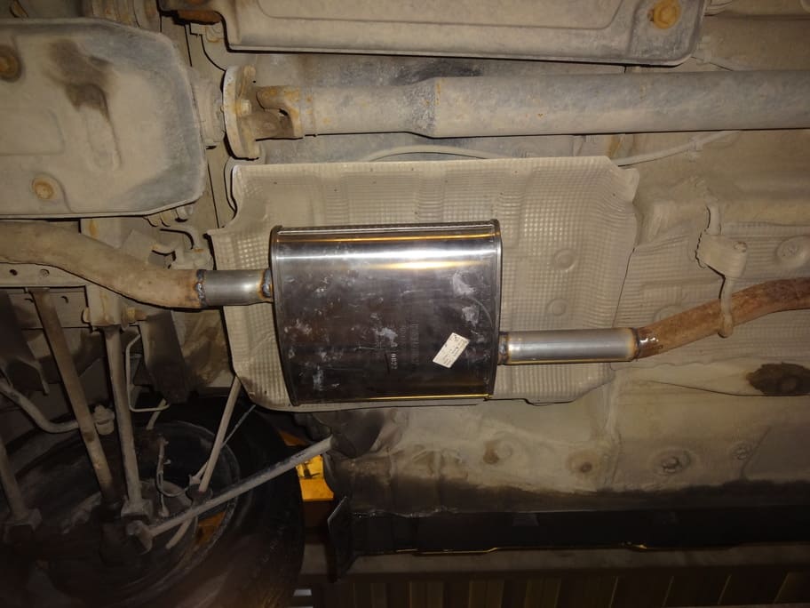 Врезанный через две вставки новый глушитель.